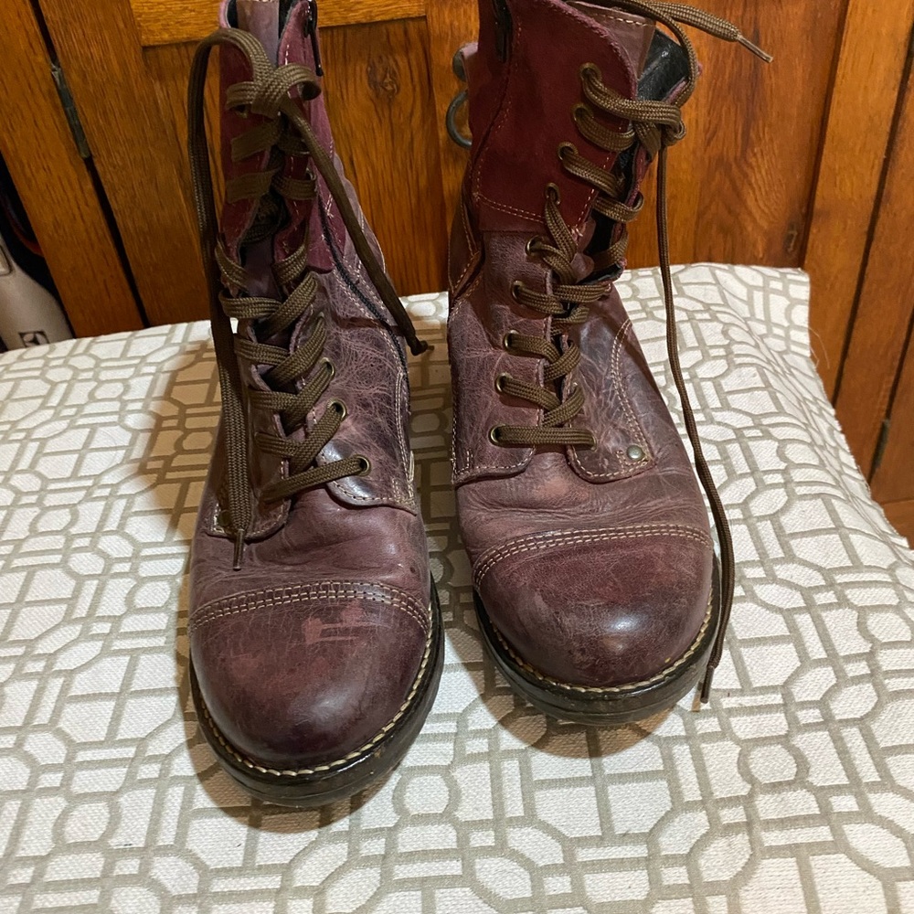Women’s leather. Lace up boots